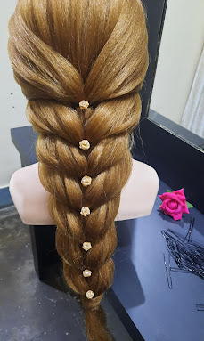 Go Glamorous Makeup Studio img09
