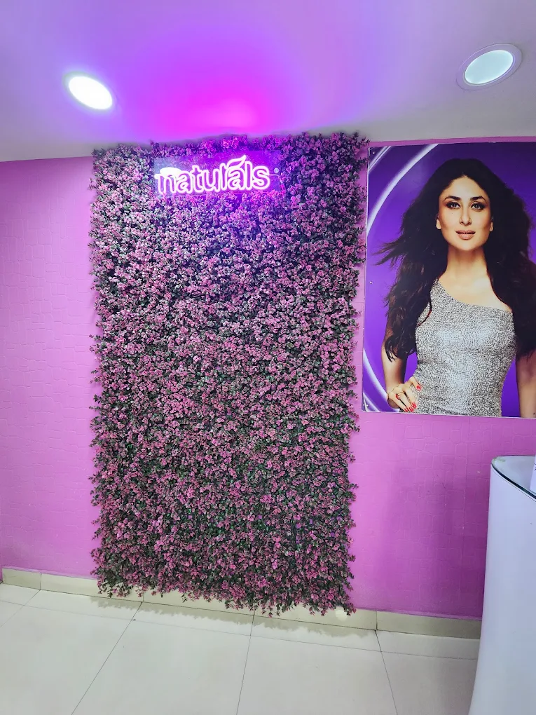 Naturals Salon Kutchery Chowk img02